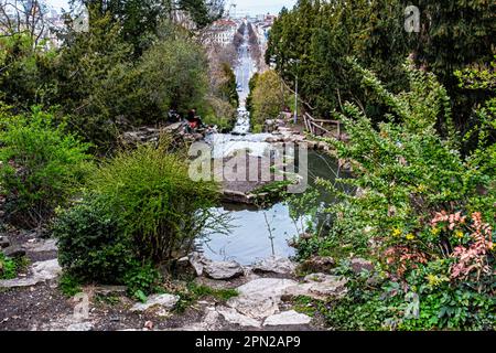 Viktoria-Park-Wasserfall auf Kreuzberg im Viktoriapark, Berlin. Das von einer Pumpe angetriebene Wasserspiel ist eine Nachbildung des Riesengebirge-Wasserfalls Stockfoto