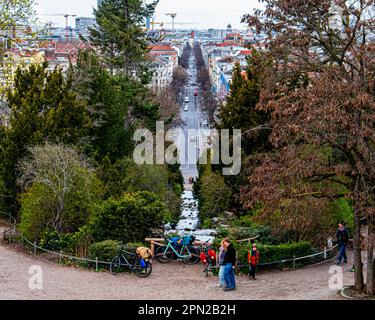 Viktoria-Park-Wasserfall auf Kreuzberg im Viktoriapark, Berlin. Das von einer Pumpe angetriebene Wasserspiel ist eine Nachbildung des Riesengebirge-Wasserfalls Stockfoto