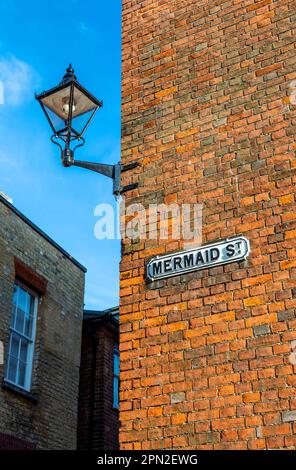 Straßenschild für Mermaid Street an einer roten Backsteinmauer, Rye, East Sussex, England, Großbritannien Stockfoto