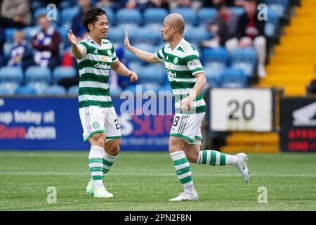 Celtic's Daizen Maeda (rechts) feiert das zweite Tor, nachdem sie während des Cinch-Premiership-Spiels im BBSP-Stadion Rugby Park, Kilmarnock, ihr zweites Tor geschossen haben. Foto: Sonntag, 16. April 2023. Stockfoto