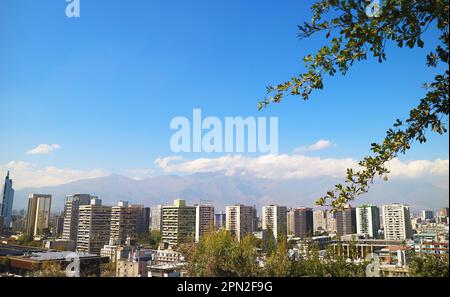 Blick auf das Stadtzentrum von Santiago vom Santa Lucia Hill mit Andenberg im Hintergrund, Santiago, Chile, Südamerika Stockfoto