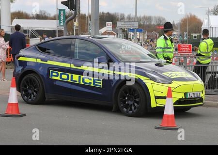 Polizei, Tesla Model Y Long Range AWD 75Dkwh Dual Motor Auto mit automatischer Regelung auf dem Grand National Meeting Aintree. Demonstrationen und Widerstand am Haupteingang der Aintree Rennbahn. Liverpool, Merseyside, Großbritannien. 15/04/2023. Stockfoto