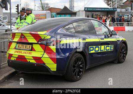 Polizei, Tesla Model Y Long Range AWD 75Dkwh Dual Motor Auto mit automatischer Regelung auf dem Grand National Meeting Aintree. Demonstrationen und Widerstand am Haupteingang der Aintree Rennbahn. Liverpool, Merseyside, Großbritannien. 15/04/2023. Stockfoto