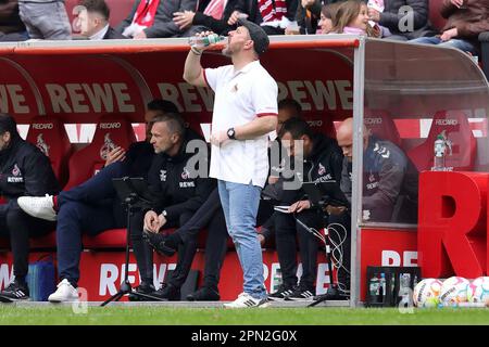 Köln, Deutschland. 15. April 2023. firo: 04/15/2023, Fußball, 1. Bundesliga: 1. FC Köln - FSV Mainz 1:1 Geste, durstig, Flasche, FC Coach Steffen Baumgart Guthaben: dpa/Alamy Live News Stockfoto