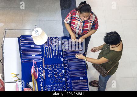 SAMUT PRAKAN, THAILAND, MÄRZ 16 2023, Verkauf von Schmuck auf den Tischen im Inneren des Kaufhauses Stockfoto