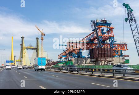 SAMUT PRAKAN, THAILAND, JANUAR 21 2023, Bau einer neuen Brücke parallel zur Brücke von Rama IX Stockfoto