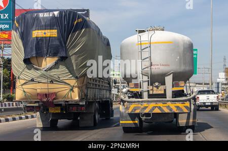 BANGKOK, THAILAND, JANUAR 21 2023, Trucks fahren auf der Autobahn Stockfoto