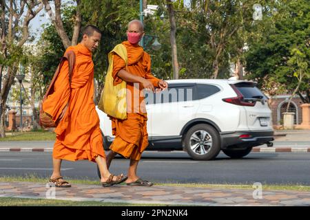 BANGKOK, THAILAND, FEBRUAR 04 2023, zwei buddhistische Mönche laufen im Stadtzentrum Stockfoto