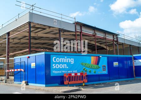 Slough, Berkshire, Großbritannien. 15. April 2023. Ein neuer Aldi-Supermarkt befindet sich im Bau an der Farnham Road in Slough, Berkshire. Ein nahegelegener Sainsbury's Supermarkt wurde letztes Jahr geschlossen und jetzt abgerissen. Kredit: Maureen McLean/Alamy Live News Stockfoto