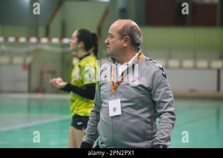 Gijon, Spanien. 15. April 2023. Der Trainer von Motive.CO Gijon, Luis Avelino Alvarez während des 22. Matchday der Iberdrola League 2022-23 zwischen Motive.CO Gijon und Grafometal La Rioja am 15. April 2023 im La Arena Sports Pavilion, Gijon, Spanien. (Foto: Alberto Brevers/Pacific Press) Kredit: Pacific Press Media Production Corp./Alamy Live News Stockfoto