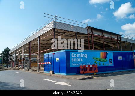 Slough, Berkshire, Großbritannien. 15. April 2023. Ein neuer Aldi-Supermarkt befindet sich im Bau an der Farnham Road in Slough, Berkshire. Ein nahegelegener Sainsbury's Supermarkt wurde letztes Jahr geschlossen und jetzt abgerissen. Kredit: Maureen McLean/Alamy Live News Stockfoto