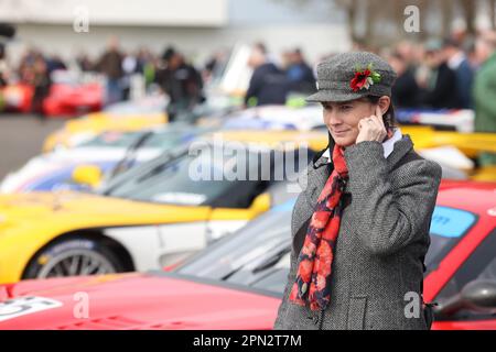 REDAKTIONELLER GEBRAUCH NUR Ein Rennfahrer auf dem 80.-Mitgliedertreffen auf dem Goodwood Motor Circuit in West Sussex, der in diesem Jahr seinen 75. Jahrestag feiert. Foto: Sonntag, 16. April 2023. Stockfoto