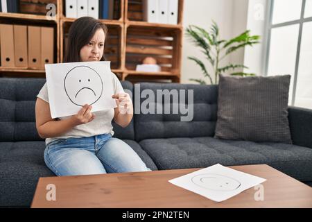 Down-Syndrom Frau Patientin mit Psychologie Sitzung zeigt auf traurige Emotionen in der Klinik Stockfoto