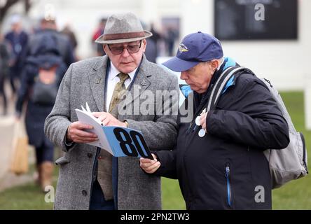 REDAKTIONELLE REDAKTION NUR Racegoers auf dem Mitgliedertreffen 80. auf dem Goodwood Motor Circuit in West Sussex, der in diesem Jahr sein 75.-jähriges Jubiläum feiert. Foto: Sonntag, 16. April 2023. Stockfoto