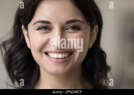 Nahaufnahme der jungen 25s wunderschönen Armenierin Stockfoto