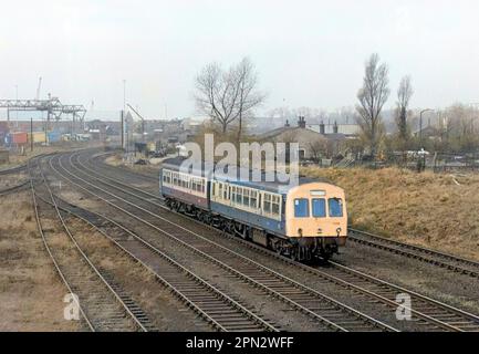 Ein Mehrzwecksatz für Dieselmotoren der Klasse 101 mit der Nummer T058 besteht aus Fahrzeugen und 53216 und 53193, die sich am 7. Januar 1993 Lowestoft nähern. Stockfoto