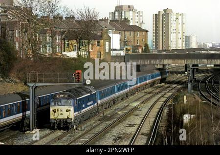 Eine Diesellokomotive der Klasse 50 mit der Nummer 50033 „glorious“, die am 10. Januar 1992 einen Network Southeast „Network Express“ West of England-Service bedient, der von Clapham Junction fernfährt. Stockfoto