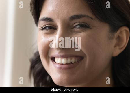 Nahaufnahme eines wunderschönen Gesichts einer 30s-jährigen Armenierin Stockfoto