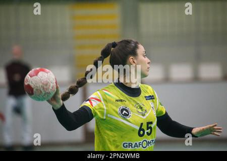 Gijon, Asturien, Spanien. 15. April 2023. Gijon, Spanien, 15. April 2023: Grafometal La Riojas Spielerin Marina Gonzalez (65) mit dem Ball während des 22. Matchday der Iberdrola League 2022-23 zwischen Motive.CO Gijon und Grafometal La Rioja am 15. April ab 2023 Uhr im La Arena Sports Pavilion, Gijon, Spanien. (Kreditbild: © Alberto Brevers/Pacific Press via ZUMA Press Wire) NUR ZUR REDAKTIONELLEN VERWENDUNG! Nicht für den kommerziellen GEBRAUCH! Stockfoto