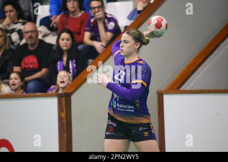 Gijon, Asturien, Spanien. 15. April 2023. Gijon, Spanien, 15. April 2023: Motive.co Gijons Spielerin Mina Novovic (23) mit dem Ball während des 22. Matchday der Iberdrola League 2022-23 zwischen Motive.co Gijon und Grafometal La Rioja am 15. April 2023 im La Arena Sports Pavilion, Gijon, Spanien. (Kreditbild: © Alberto Brevers/Pacific Press via ZUMA Press Wire) NUR ZUR REDAKTIONELLEN VERWENDUNG! Nicht für den kommerziellen GEBRAUCH! Stockfoto