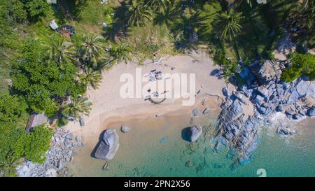 Luftaufnahme Top View, versteckter Strand ist rund mit glattem weißen Sand, großen Felsen, üppigem grünen Wasser. Komplexe Felsen trennen zwei Sandstrände. Zwei Stockfoto