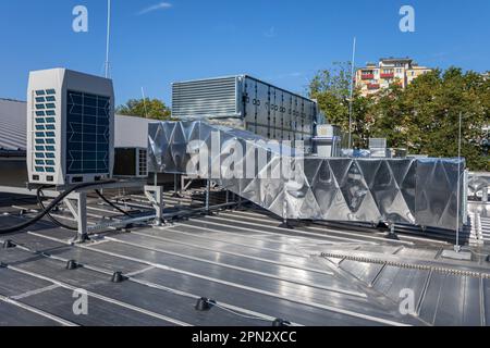 Lüftungs- und Klimaanlage an Dachneigung festgestellt. Stockfoto
