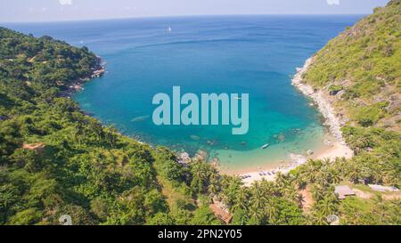 Luftaufnahme Top View, versteckter Strand ist rund mit glattem weißen Sand, großen Felsen, üppigem grünen Wasser. Komplexe Felsen trennen zwei Sandstrände. Zwei Stockfoto