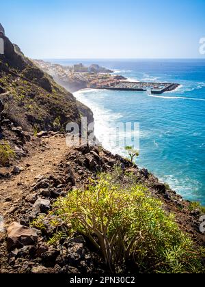 Halten Sie den Nervenkitzel fest, während sich ein schmaler und gefährlicher Pfad entlang der majestätischen Klippen von Acantilados de Los Gigantes windet. Stockfoto