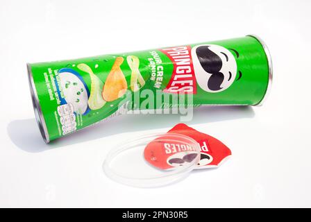 Ho-Chi-Minh-Stadt, Vietnam - 16. April 2023: Zerstoßene Kartoffelchips mit Pringles-Logo, isoliert auf weiß. Öffnete eine leere, zerknitterte Röhre einer berühmten Kris Stockfoto