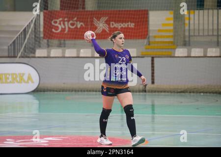 Gijon, Asturien, Spanien. 15. April 2023. Gijon, Spanien, 15. April 2023: Motive.co Gijons Spielerin Mina Novovic (23) mit dem Ball während des 22. Matchday der Iberdrola League 2022-23 zwischen Motive.co Gijon und Grafometal La Rioja am 15. April 2023 im La Arena Sports Pavilion, Gijon, Spanien. (Kreditbild: © Alberto Brevers/Pacific Press via ZUMA Press Wire) NUR ZUR REDAKTIONELLEN VERWENDUNG! Nicht für den kommerziellen GEBRAUCH! Stockfoto