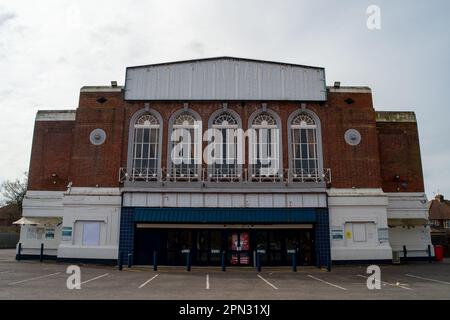 Slough, Berkshire, Großbritannien. 16. April 2023. Die Buzz Bingo Hall in Slough am A4. Wurde endgültig geschlossen. Das Gebäude war früher bekannt als das Adelphi Theater und ist berühmt für Künstler wie die Beatles. Es gibt Gerüchte, dass der Veranstaltungsort in einen Veranstaltungsort für Hochzeiten und Bankette umgewandelt wird. Kredit: Maureen McLean/Alamy Live News Stockfoto