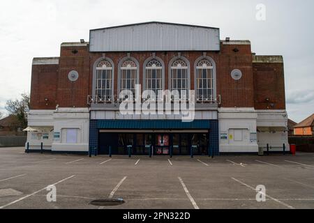 Slough, Berkshire, Großbritannien. 16. April 2023. Die Buzz Bingo Hall in Slough am A4. Wurde endgültig geschlossen. Das Gebäude war früher bekannt als das Adelphi Theater und ist berühmt für Künstler wie die Beatles. Es gibt Gerüchte, dass der Veranstaltungsort in einen Veranstaltungsort für Hochzeiten und Bankette umgewandelt wird. Kredit: Maureen McLean/Alamy Live News Stockfoto