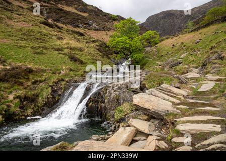 Wasserfälle in Cwm Llan neben dem bekannten Watkin Path, Snowdonia-Nationalpark, Nordwales. Stockfoto