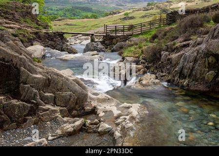 Wasserfälle in Cwm Llan neben dem bekannten Watkin Path, Snowdonia-Nationalpark, Nordwales. Stockfoto