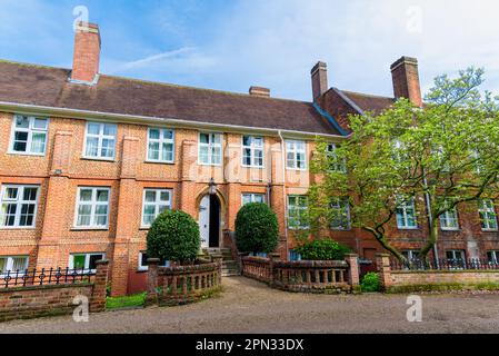 Vorderansicht des wunderschönen Backsteingebäudes Sheppards Colleges in Bromley Town, London, Großbritannien Stockfoto