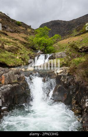 Wasserfälle in Cwm Llan neben dem bekannten Watkin Path, Snowdonia-Nationalpark, Nordwales. Stockfoto