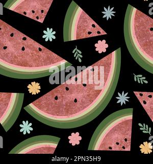 Nahtloses Wassermelonenmuster. Durchgehender Aufdruck mit frischen Sommerfrüchten. Handgezeichnete strukturierte Scheibe aus Wassermelone und Blumen auf schwarzem Hintergrund Stockfoto