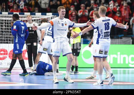 Ellidi Vidarsson, Ymir Gislason (Island) feiern den Sieg gegen Frankreich. EHF Euro 2022. Hauptrunde Stockfoto