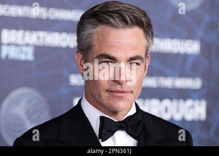 LOS ANGELES, KALIFORNIEN, USA - APRIL 15: Der amerikanische Schauspieler Chris Pine trägt Stollen und Manschettenknöpfe von Retrouvai und trifft am 15. April 2023 im Academy Museum of Motion Pictures in Los Angeles, Kalifornien, USA, zur Preisverleihung 9. ein. (Foto von Xavier Collin/Image Press Agency) Stockfoto