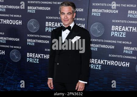 LOS ANGELES, KALIFORNIEN, USA - APRIL 15: Der amerikanische Schauspieler Chris Pine trägt Stollen und Manschettenknöpfe von Retrouvai und trifft am 15. April 2023 im Academy Museum of Motion Pictures in Los Angeles, Kalifornien, USA, zur Preisverleihung 9. ein. (Foto von Xavier Collin/Image Press Agency) Stockfoto