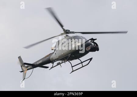 ISTANBUL, TURKIYE - 06. NOVEMBER 2022: Eurocopter AS350 Ecureuil fliegt über Istanbul City Stockfoto