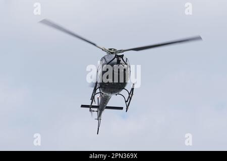 ISTANBUL, TURKIYE - 06. NOVEMBER 2022: Eurocopter AS350 Ecureuil fliegt über Istanbul City Stockfoto
