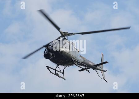 ISTANBUL, TURKIYE - 06. NOVEMBER 2022: Eurocopter AS350 Ecureuil fliegt über Istanbul City Stockfoto