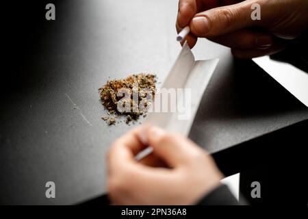 Berlin, Deutschland. 15. April 2023. ILLUSTRATION – Eine Person baut ein Gelenk. Kredit: Hannes P. Albert/dpa/Alamy Live News Stockfoto