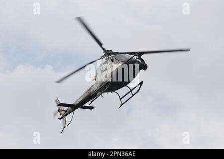 ISTANBUL, TURKIYE - 06. NOVEMBER 2022: Eurocopter AS350 Ecureuil fliegt über Istanbul City Stockfoto