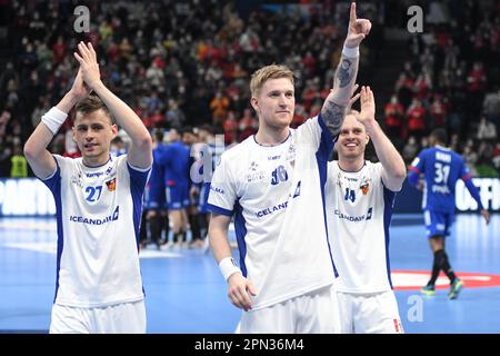 Elvar Asgeirsson, Vignir Stefansson und Magnus Magnusson (isländische Nationalmannschaft) feiern den Sieg gegen Frankreich. EHF Euro 2022. Hauptrunde Stockfoto