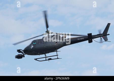 ISTANBUL, TURKIYE - 06. NOVEMBER 2022: Eurocopter AS350 Ecureuil fliegt über Istanbul City Stockfoto