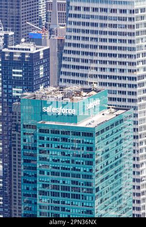 Der türkisfarbene Salesforce Tower, auch bekannt als Three Bryant Park, diente ursprünglich dem New York Telephone in Midtown Manhattan. Stockfoto