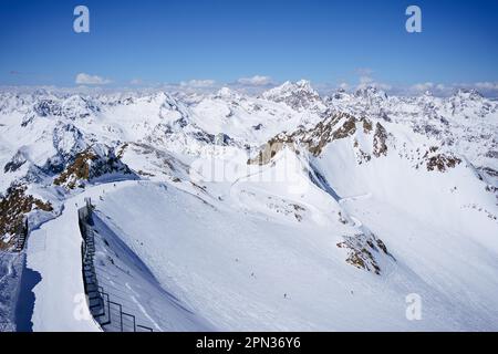 Blick auf die Skipiste und die Berge aus einer Höhe von 3440 m in Pitztal, Österreich Stockfoto