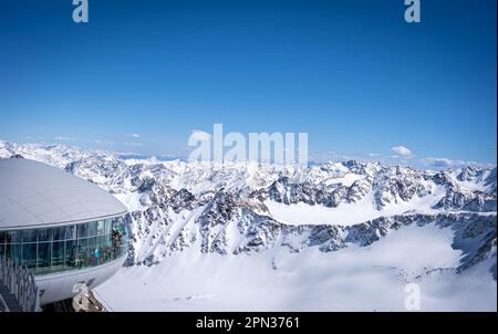 Blick auf die Skipiste und die Berge aus einer Höhe von 3440 m in Pitztal, Österreich Stockfoto